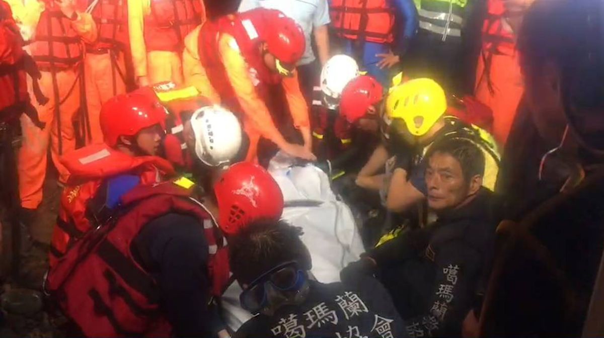 ▲搜救人員將罹難潛水員遺體拉抬上岸。（圖／宜蘭縣消防局提供)