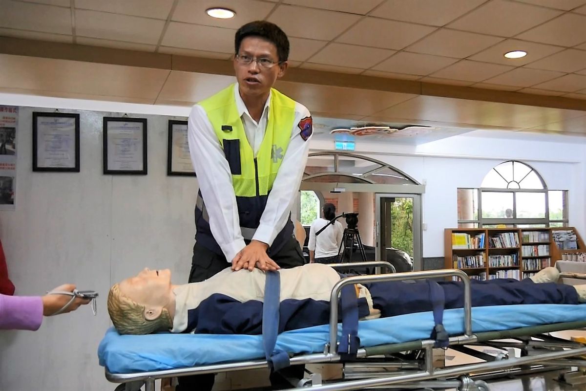 ▲金城鎮老阿嬤異物梗塞在家中昏迷，119隔空電話指導CPR救回。（圖／金門消防局提供）