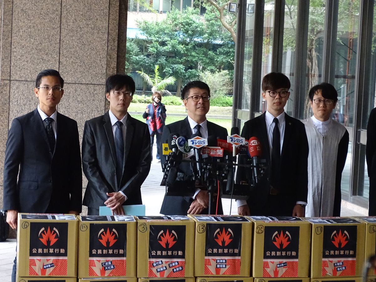 ▲Wecare高雄等公民團體，26日將罷免韓國瑜第一階段3萬份罷免提議書連同罷免理由書送抵中選會。（圖／記者呂炯昌攝, 2019.12.26）