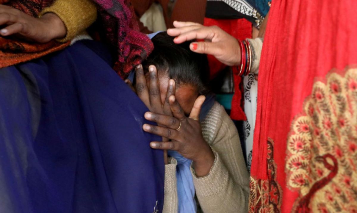 ▲悲痛的被害者家屬，為死去的 23 歲女子哀哭。（圖／翻攝自路透社）