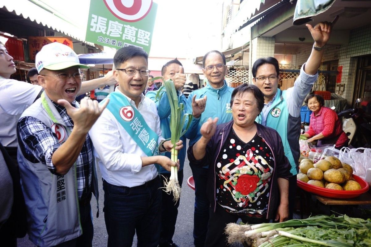 ▲前行政院長游錫堃來到南屯市場為立委張廖萬堅掃街助選。(圖／柳榮俊攝2019.12.26)