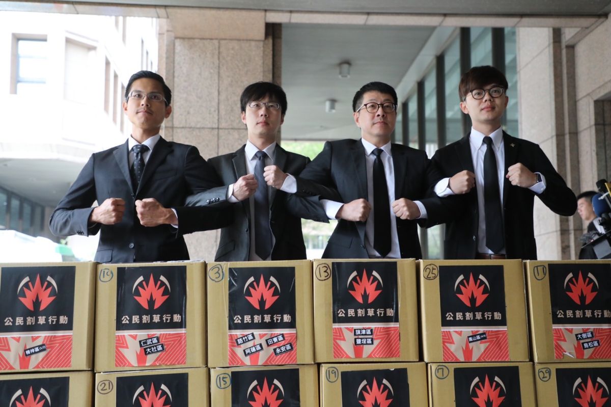 ▲罷韓團體今(26)日向中選會遞交罷免韓國瑜提議書，高雄市政府發表聲明表示，遺憾淪為政黨鬥爭。(圖／wecare提供)