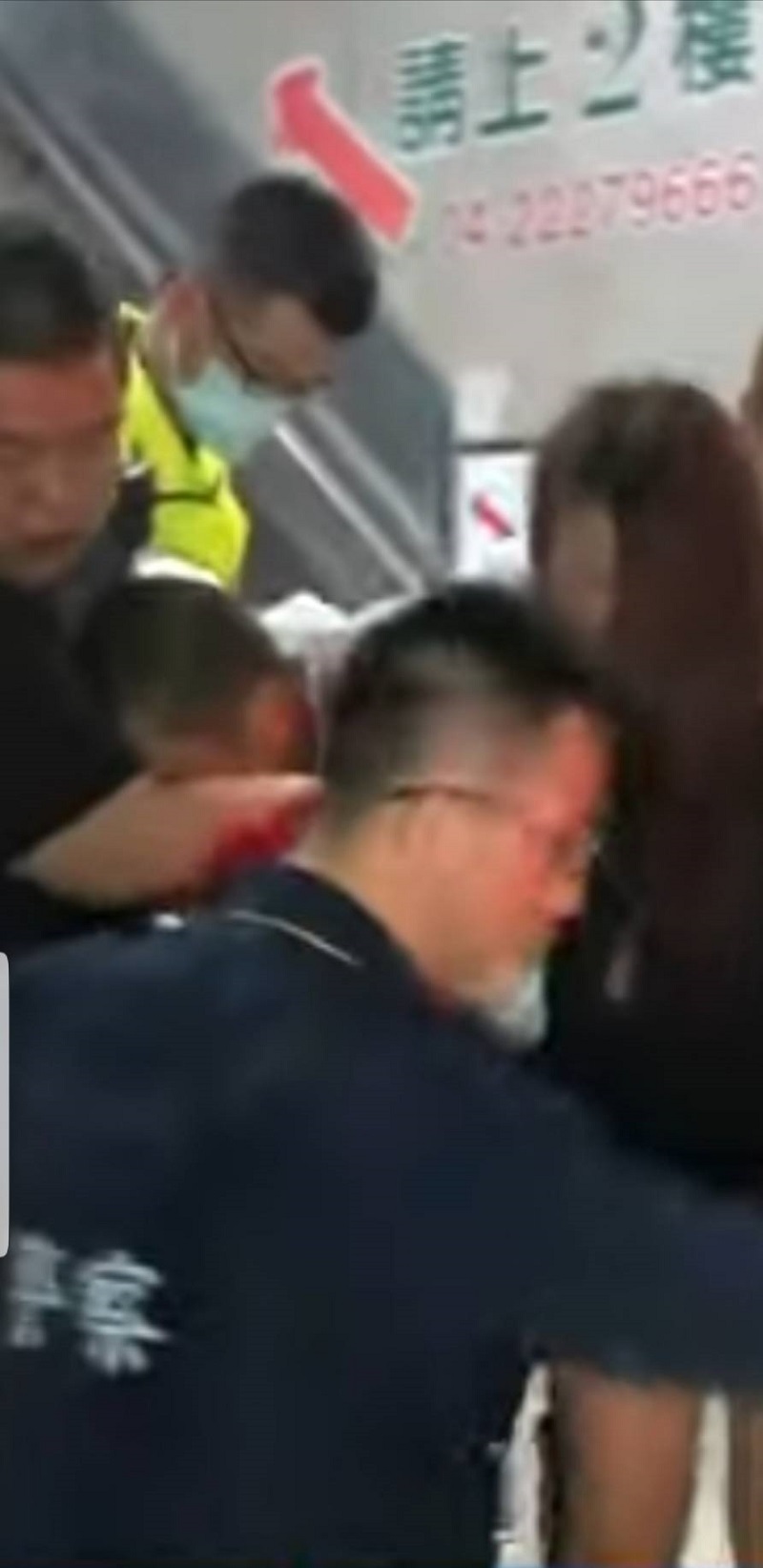 ▲中槍的劉姓男子被扶下樓，送往醫院急救（圖／民眾提供）