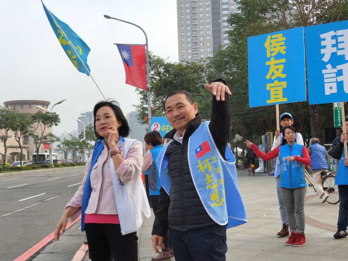 ▲新北市長侯友宜今早陪同立委候選人柯志恩拜票，這是他今年選舉首度陪候選人站街頭。（圖／柯志恩辦公室提供）