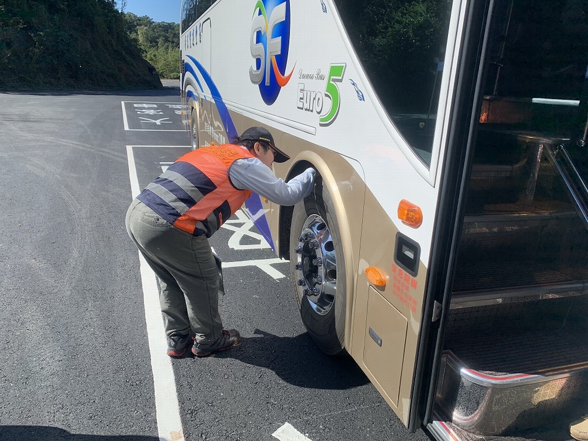 ▲屏東監理站結合屏東縣政府警察局交通隊，不定時對行駛該路段的車輛進行攔檢針對大型車輛如遊覽車就各項安全設施進行檢查。（屏東監理站提供提供，2019.12.26）