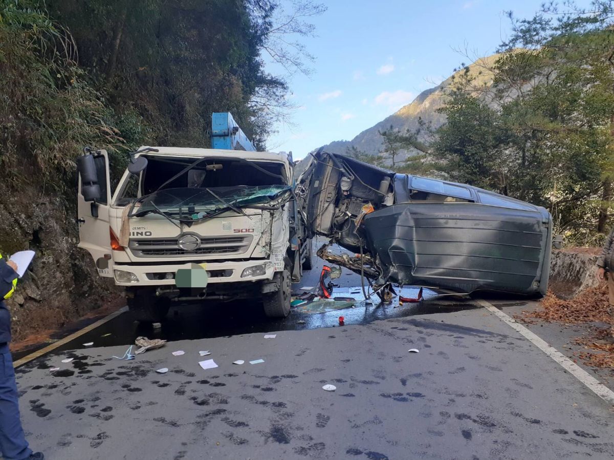 ▲中市和平區臺8線（中橫公路）德基段，發生大貨車與廂型車碰撞事故，導致箱型車翻覆。(圖／柳榮俊翻攝2019.12.26)