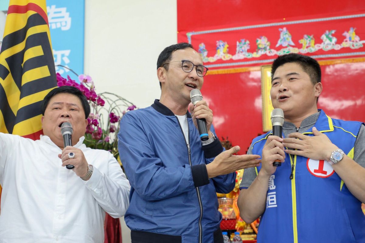 ▲韓國瑜全國競選總部主委朱立倫與立委顏寬恒合體，高歌一曲「堅持」。 (圖／柳榮俊翻攝2019.12.26)