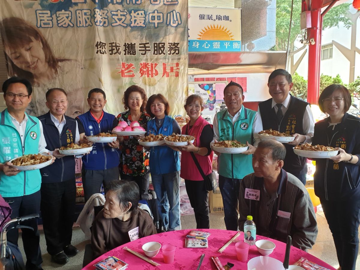 ▲全成社會福利基金會連續14年辦桌陪伴弱勢長輩圍爐，董事長聶玉美與貴賓扮總鋪師上菜宴請長輩。（圖／金武鳳攝，2019.12.26)