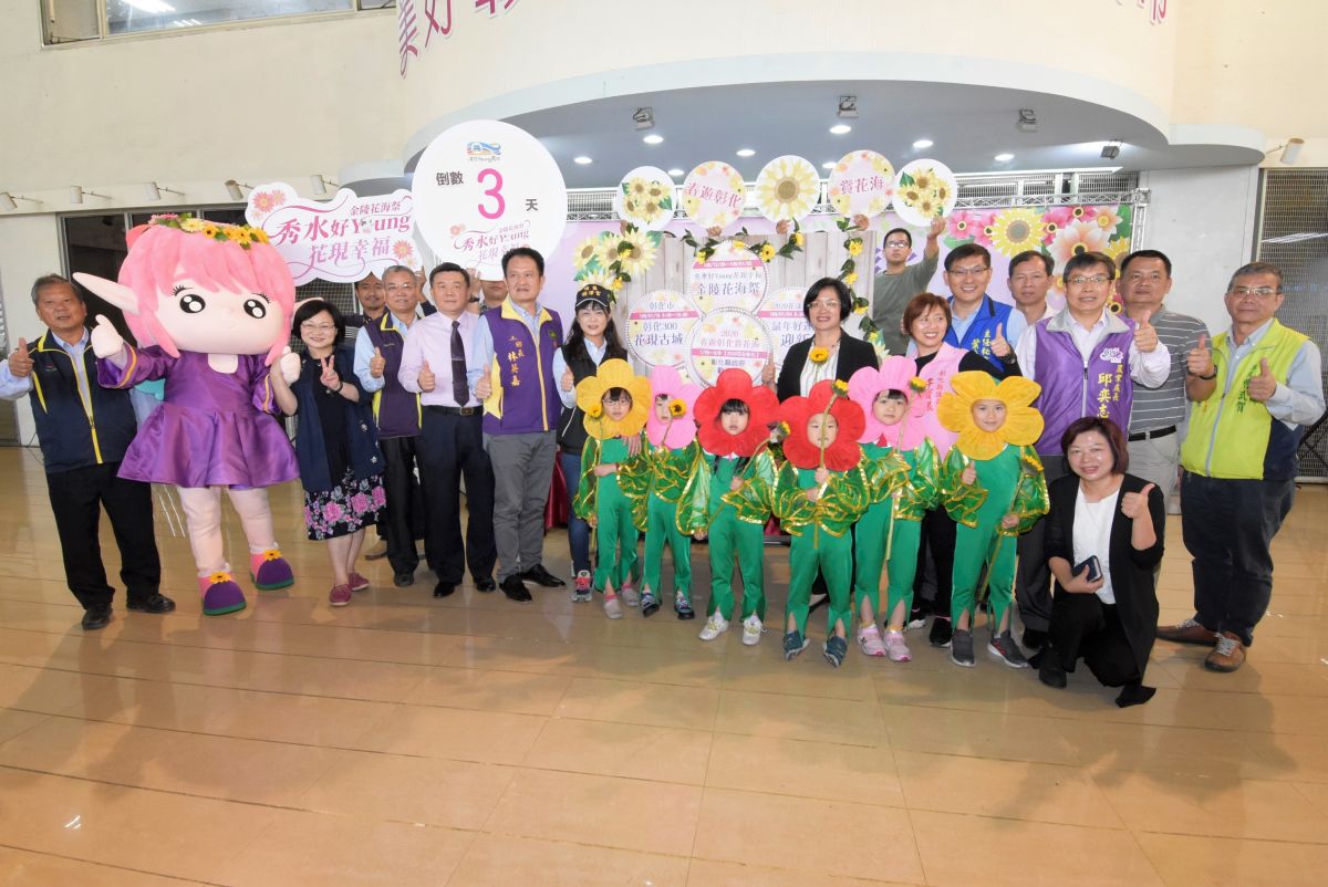 ▲今年先登場的是秀水鄉有金陵花海祭、和美交流道旁有廣達14公頃的美麗波斯菊，緊接著埔鹽鄉、花壇鄉、彰化市都有花海賞花活動。（圖／記者陳雅芳攝，2019.12.26）