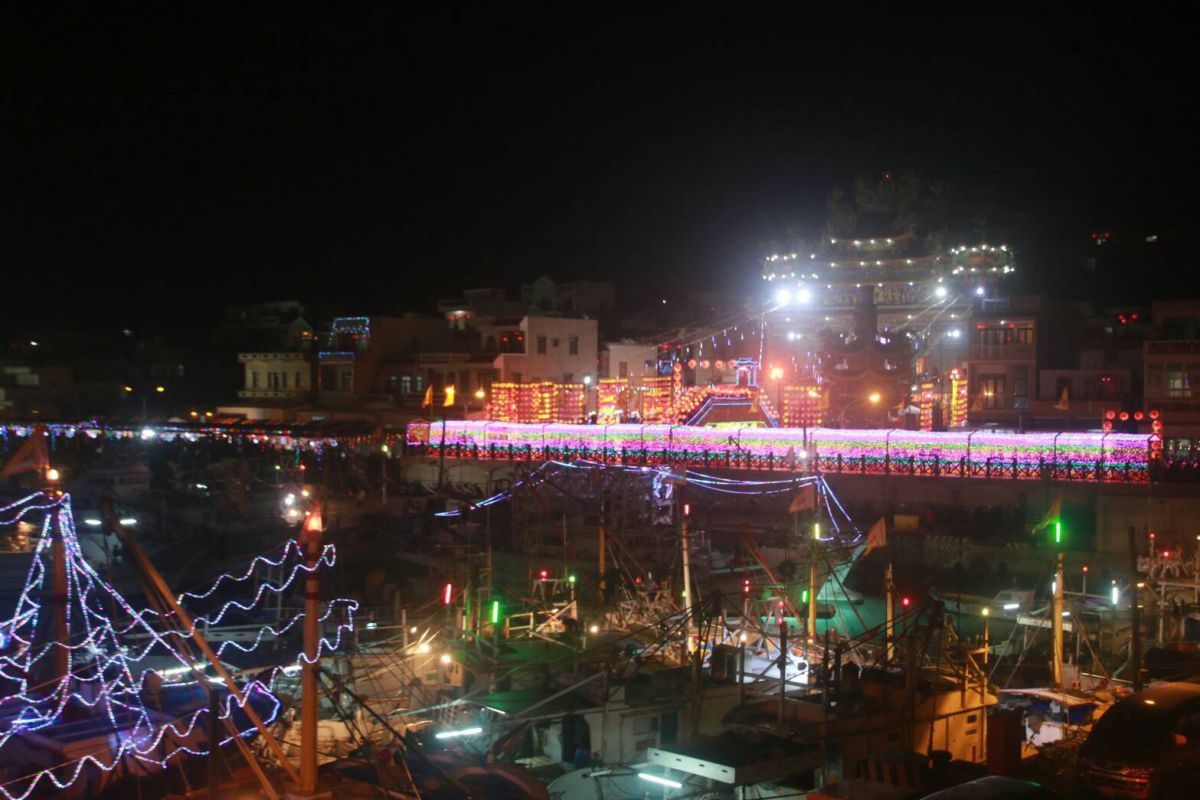 ▲澎湖縣政府旅遊處打造「外垵漁火讚元宵」活動，將以充滿科技感、全新設計的水上舞台造型，呈現國際級創意燈光秀演出。（圖／澎湖縣政府提供，2019.12.26）