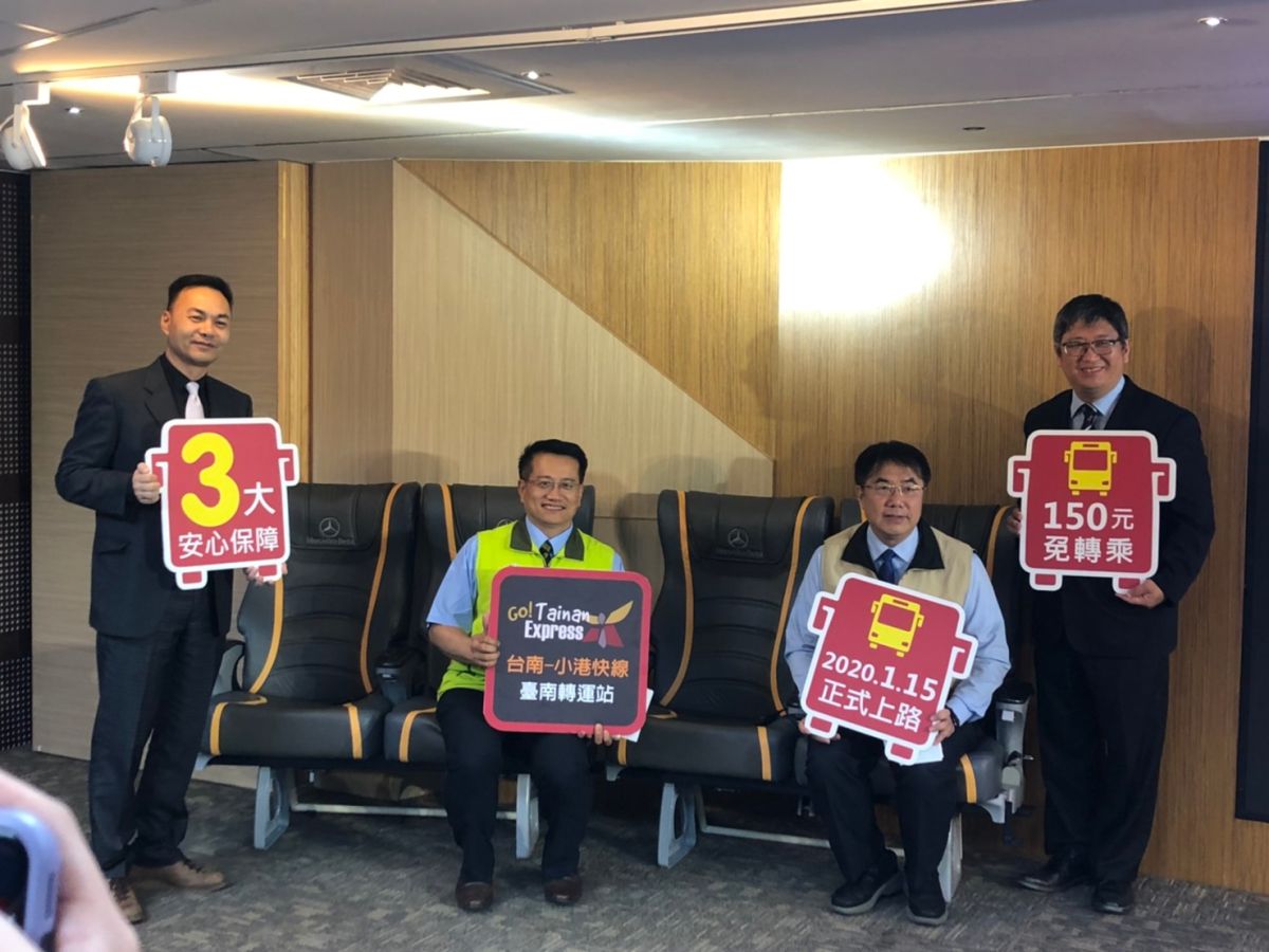 ▲台南市長黃偉哲(右二)與台南市觀旅局局長陳信安(右一)、市議員蔡旺詮(左二)、台南交通局局長王銘德(左一)一同體驗小港快線舒適寬敞的座椅。（圖／記者林怡孜攝，2019.12.26）