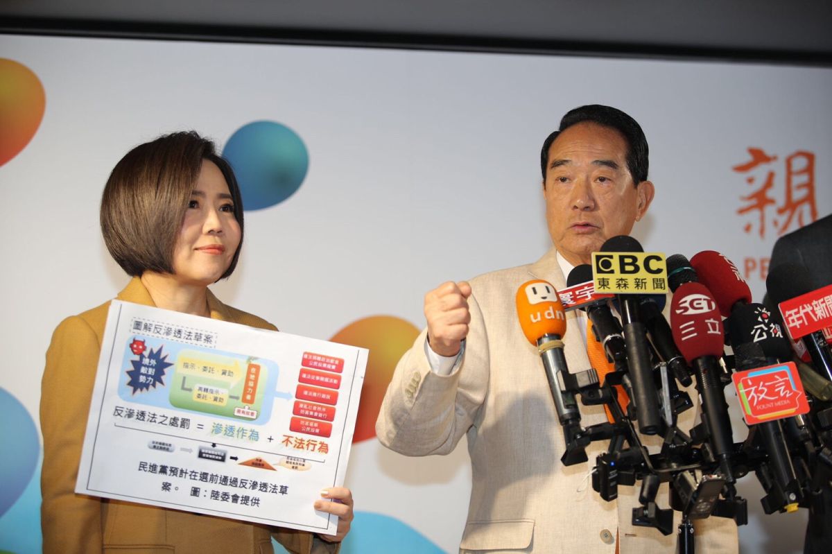 ▲親民黨總統候選人宋楚瑜競總發言人于美人（右）就反滲透法草案表示，人民對此法有如此多的疑慮，總統蔡英文應該要去回答解釋。（圖／宋楚瑜競辦提供, 2019.12.26）