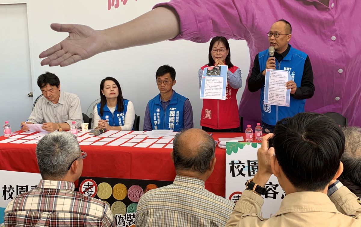 ▲謝淑亞由縣議員李明哲、縣黨部主委許宇甄等陪同宣示反毒到底的決心。（圖／記者簡勇鵬攝，2019.12.26）