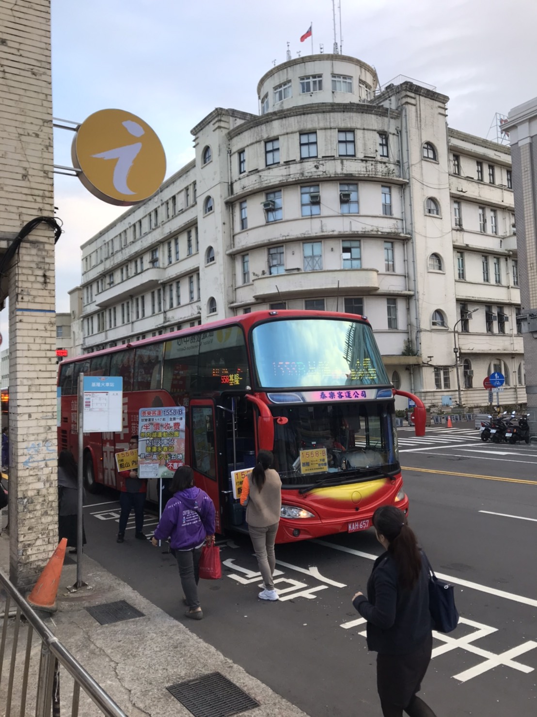 ▲立委蔡適應說，業者在試營運期間提供半價的優惠，歡迎市民多加利用與支持。（圖／立委蔡適應辦公室提供）