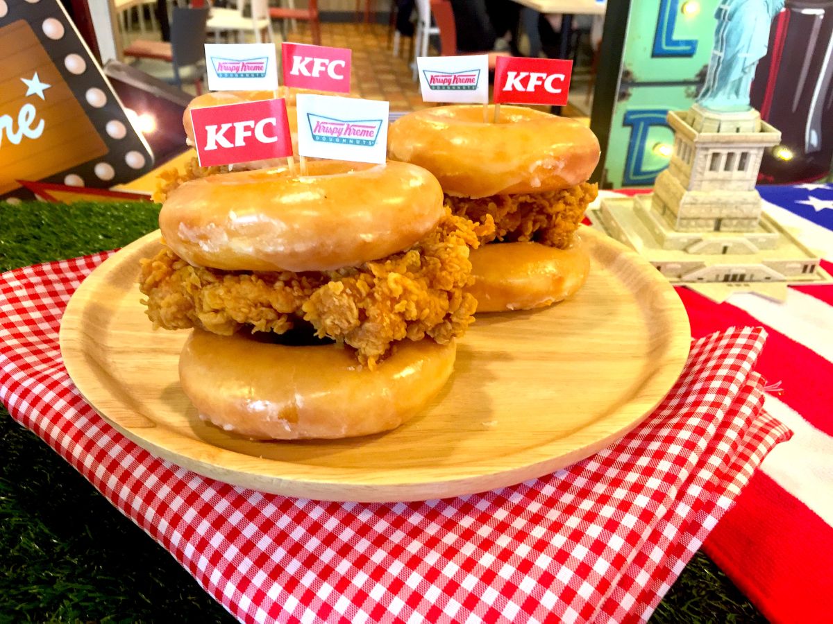 ▲知名速食業者和國際甜甜圈業者合作，同美國推出鹹甜口味的甜甜圈炸雞堡。（圖／記者黃仁杰攝，2019.12.26）