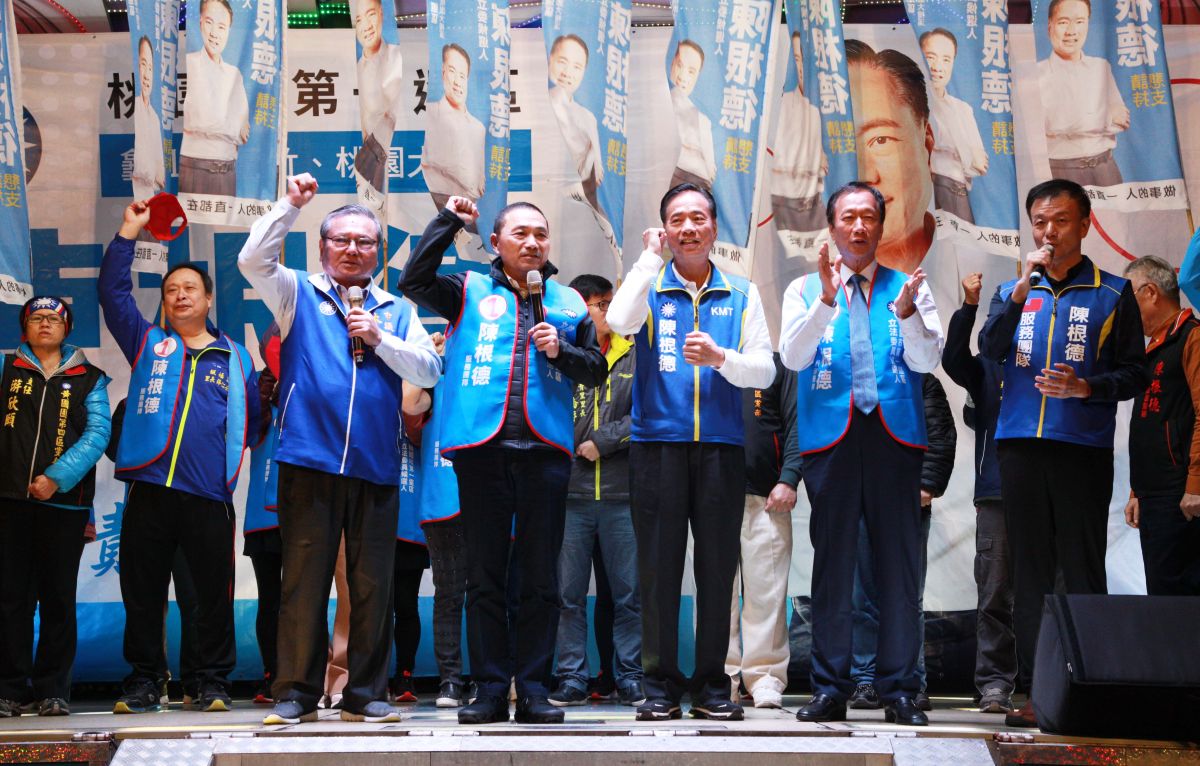 ▲侯友宜和郭台銘今晚合體為陳根德站台輔選，希望桃園鄉親團結支持，重新將他送會立法院。（圖／記者李春台攝, 2019.12.26）