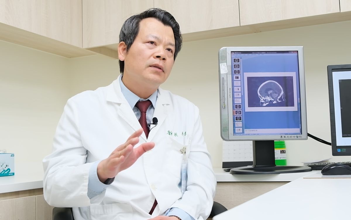 ▲氣溫驟降嚴防腦溢血，神經外科主任張亮霖提醒提醒若出現突發性頭暈、嘔吐、走路不穩應儘快就醫。（圖／東元醫院提供）