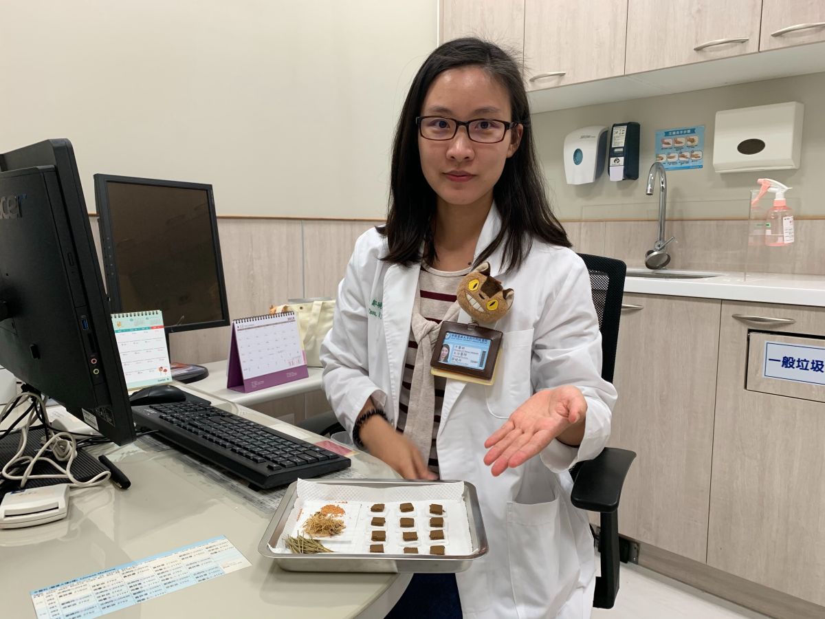 ▲中醫師鄒曉玲建議以三九貼改善虛寒過敏體質，趁著冬季三九天敷貼背部穴位可溫經通絡。（圖／中醫大新竹附醫提供）