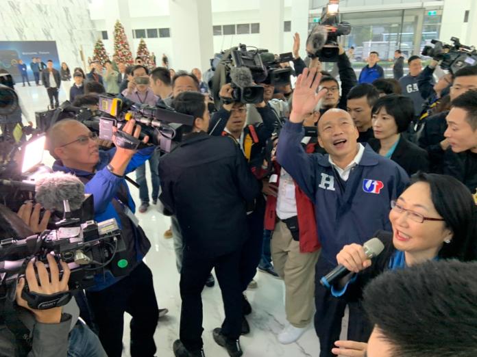 韓國瑜27日來到宏達電參訪，他和高樓層拿手機拍他的宏達電員工打招呼。 (圖/記者吳承翰攝)