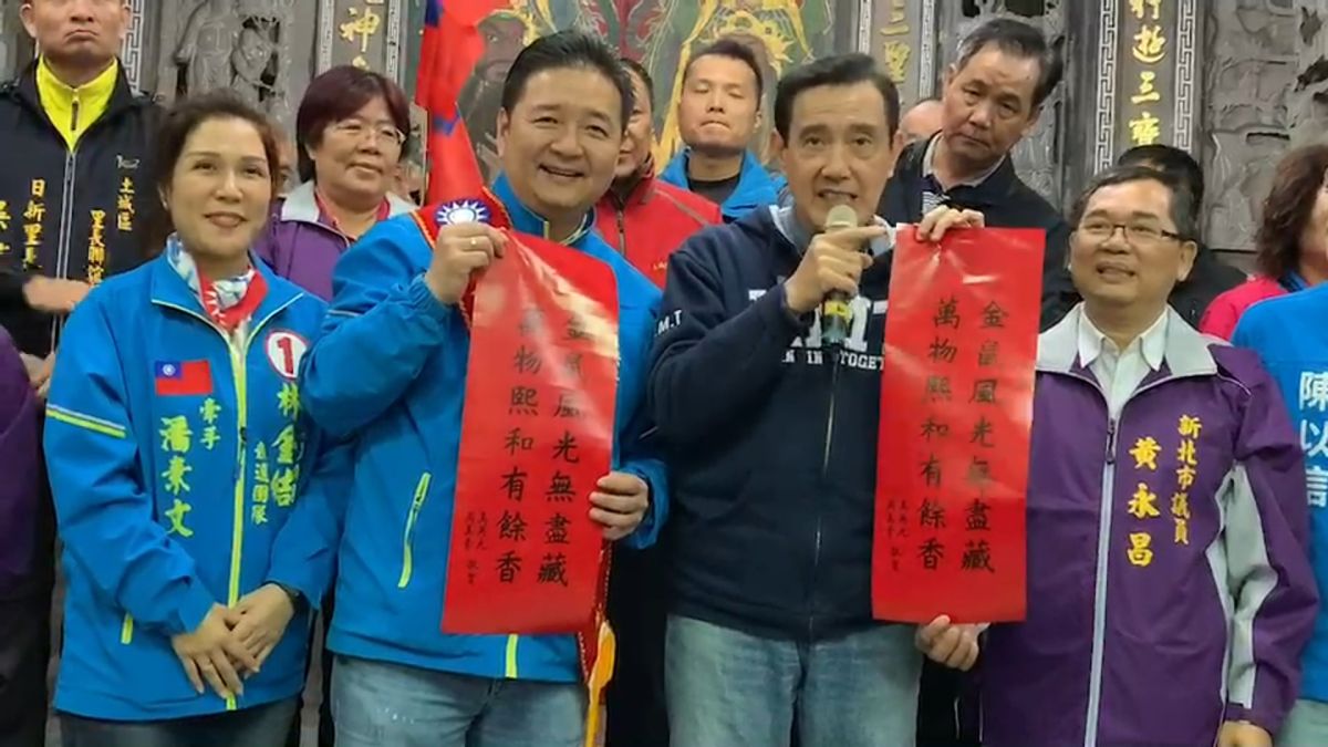 ▲前總統馬英九今（27）早陪同新北立委候選人林金結在土城區延吉市場拜、票併發春聯。（圖／林金結辦公室提供）