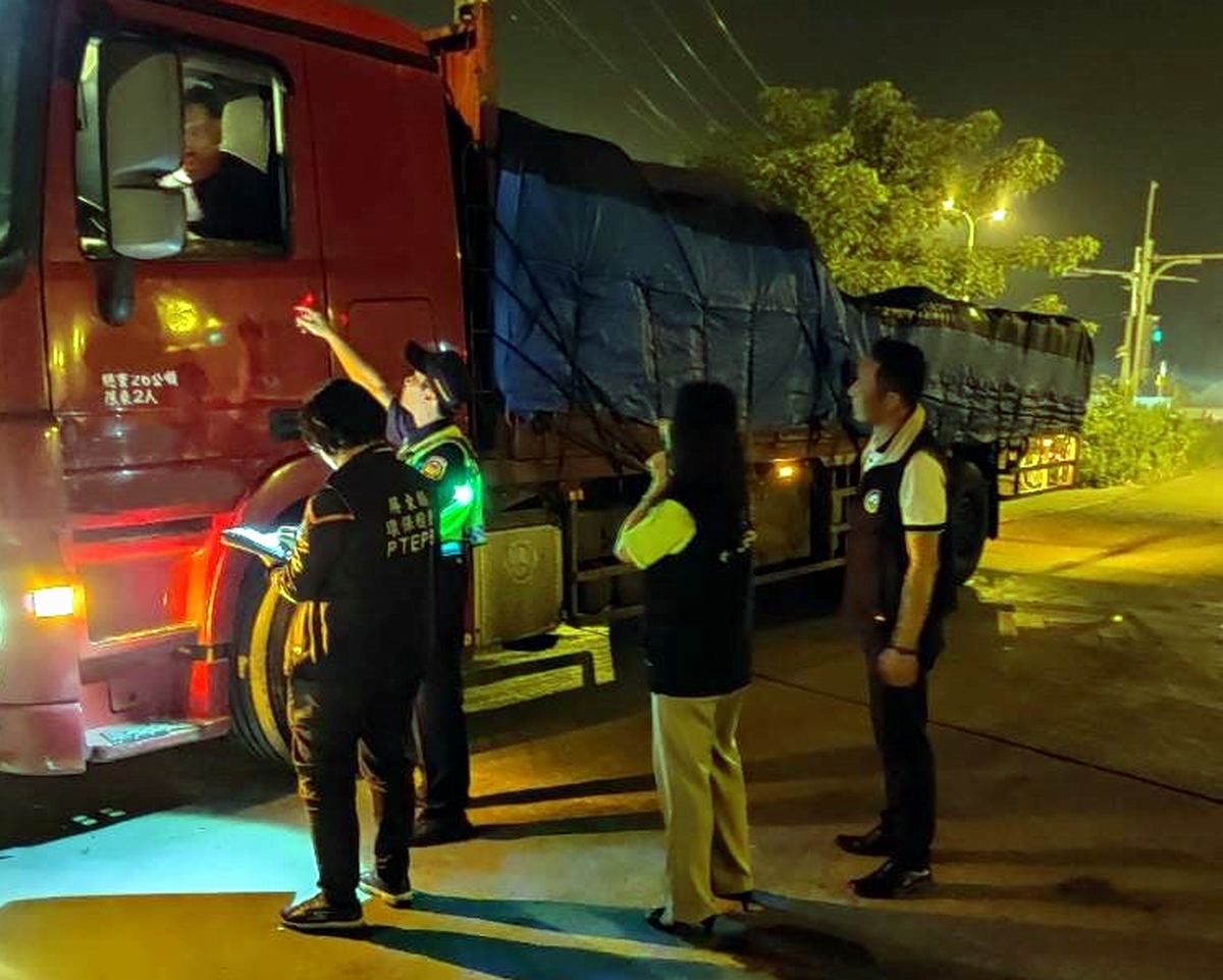 ▲屏東縣環保局取締境內非法棄置廢棄物，局長顏幸苑親自帶領稽查人員與環保警察攔查可疑車輛。（圖／屏東縣環保局提供 , 2019.12.27）