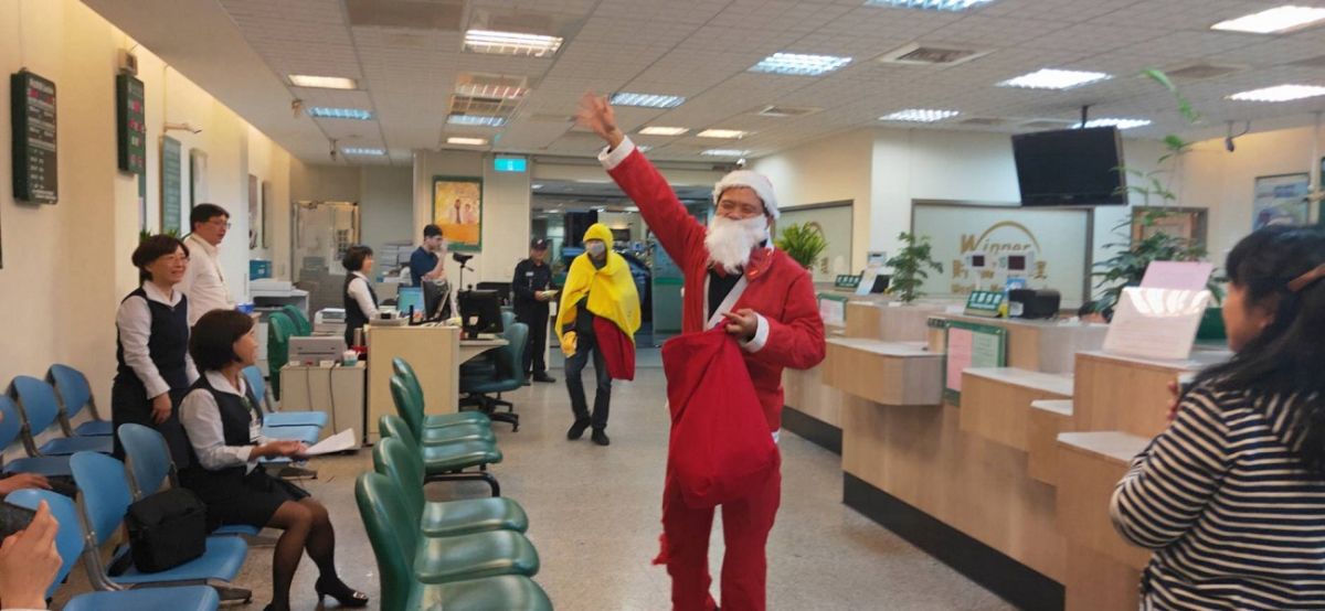 ▲搶匪扮成聖誕老人及香蕉人搶銀行（圖／警方提供）