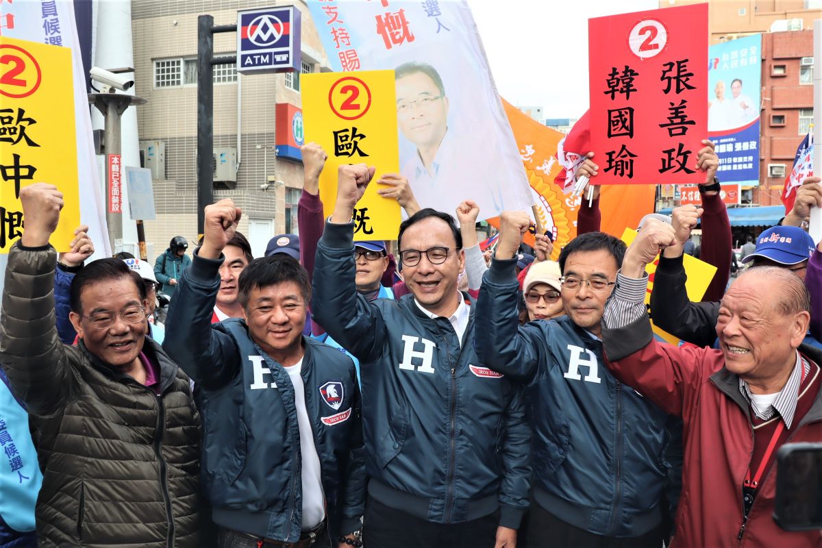 ▲朱立倫風塵僕僕跨海到澎湖幫韓國瑜拉票，同時也推薦立委候選人歐中慨，呼籲澎湖選民政黨票要投國民黨。（圖／記者張塵攝，2019.12.27）