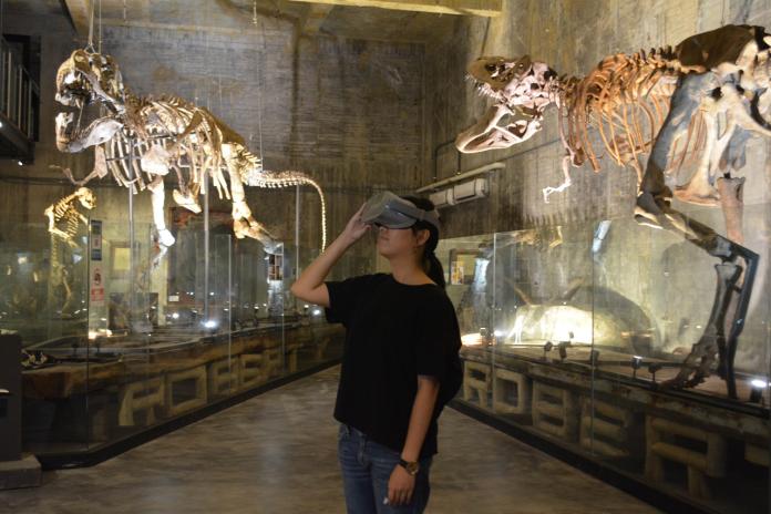 ▲6800萬年暴龍化石搭配VR實境體驗蠻荒生態。（圖／Robert Y瘋狂夢想藝術園區提供)