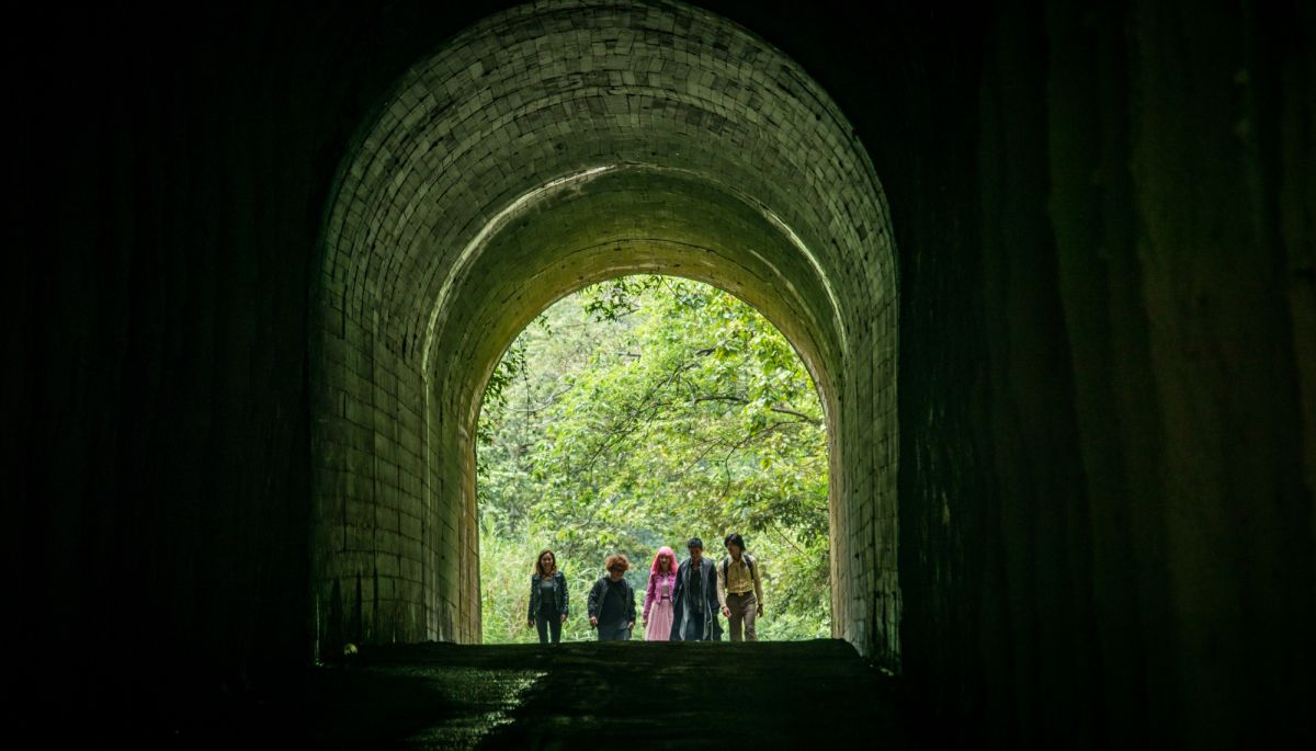 ▲安心亞被迫鑽進「蟑螂大本營」。（圖／滿滿額娛樂）