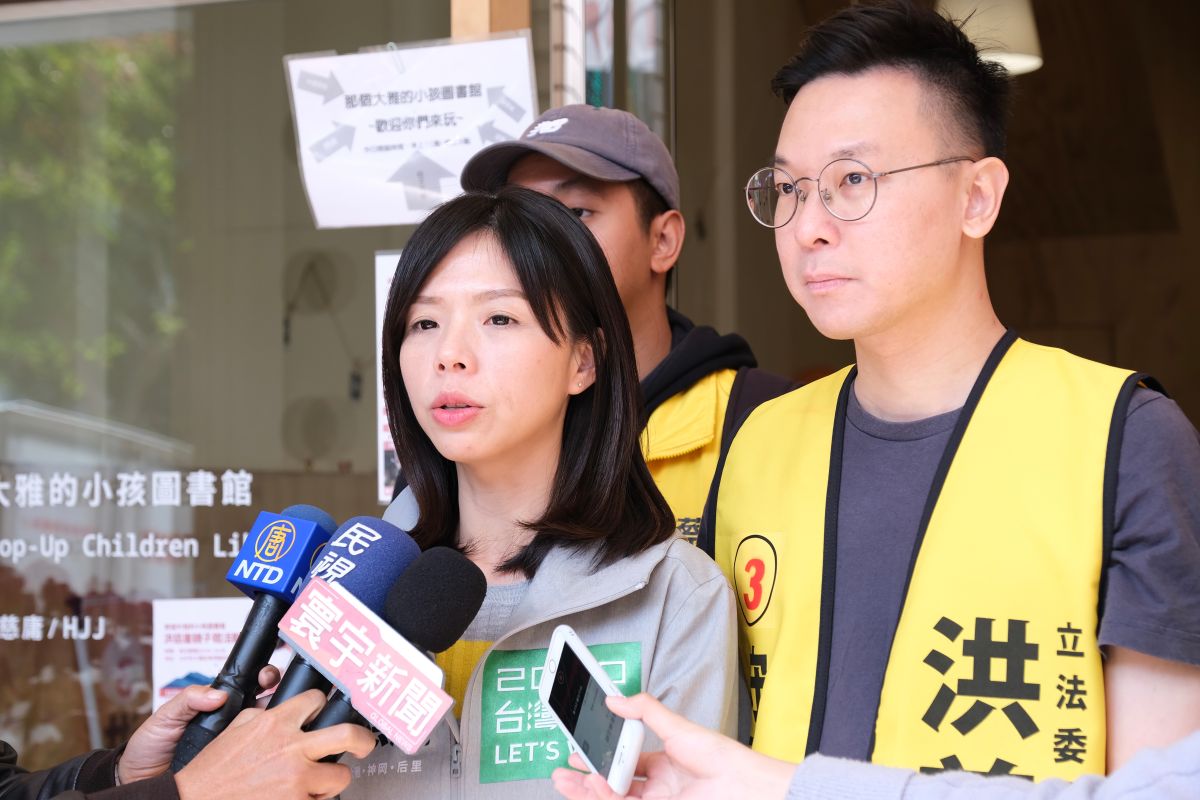 ▲立委候選人洪慈庸與民進黨副秘書長林飛帆徒步掃街拜票。 (圖／柳榮俊攝2019.12.27)