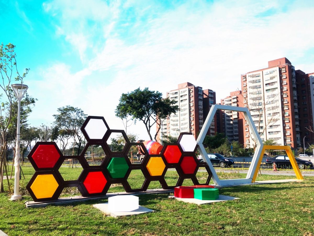 ▲第87期市地重劃區內公園遍植多樣原生與開花樹種，步道穿越其中，沿途設置廣場、景觀涼亭、沙坑遊戲區及休憩座椅設施，打造全齡生活地景公園。（圖／高市地政局提供）
