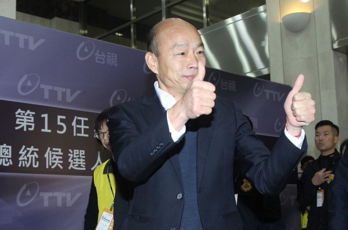 ▲第三場總統大選電視政見發表會，國民黨候選人韓國瑜穿深色西裝、深藍色針織背心，雙手比讚象徵「國政配」的二號。（圖／葉政勳攝, 2019.12.27）