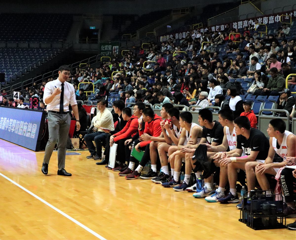 ▲HBL12強賽，南山高中主帥許時清(左)。（圖／鍾東穎攝）