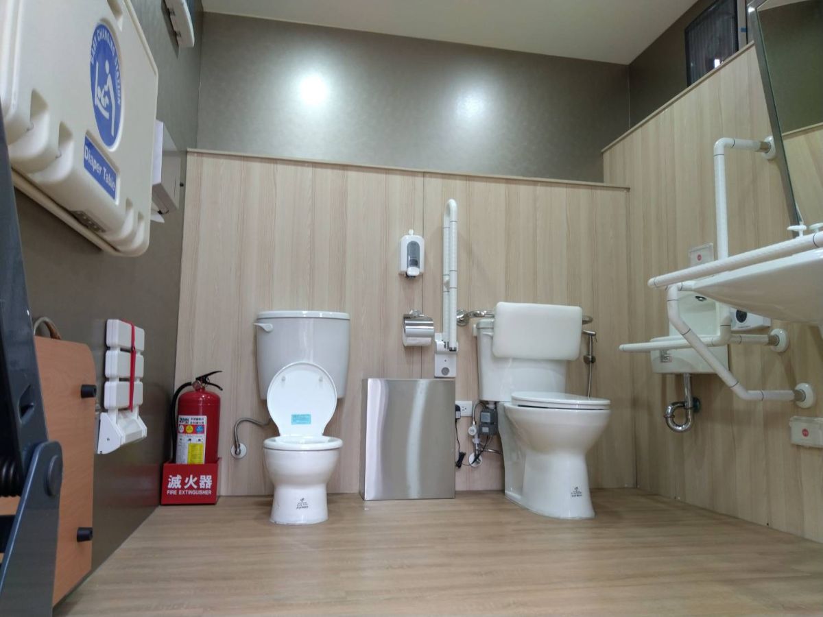 ▲多功能親善流廁車內的無障礙廁間。（圖／台北市環保局提供）