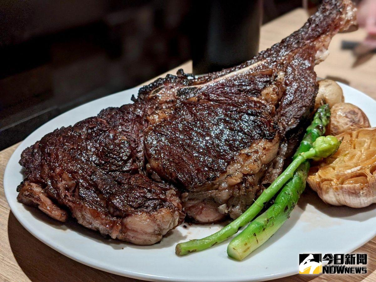 ▲台北晶華酒店 ROBIN’S Grill 牛排屋改裝開幕，推出一人份的 26 盎司超大戰斧牛排，即使是大食量的肉食主義者也能滿足地享用。（圖／記者陳致宇攝）