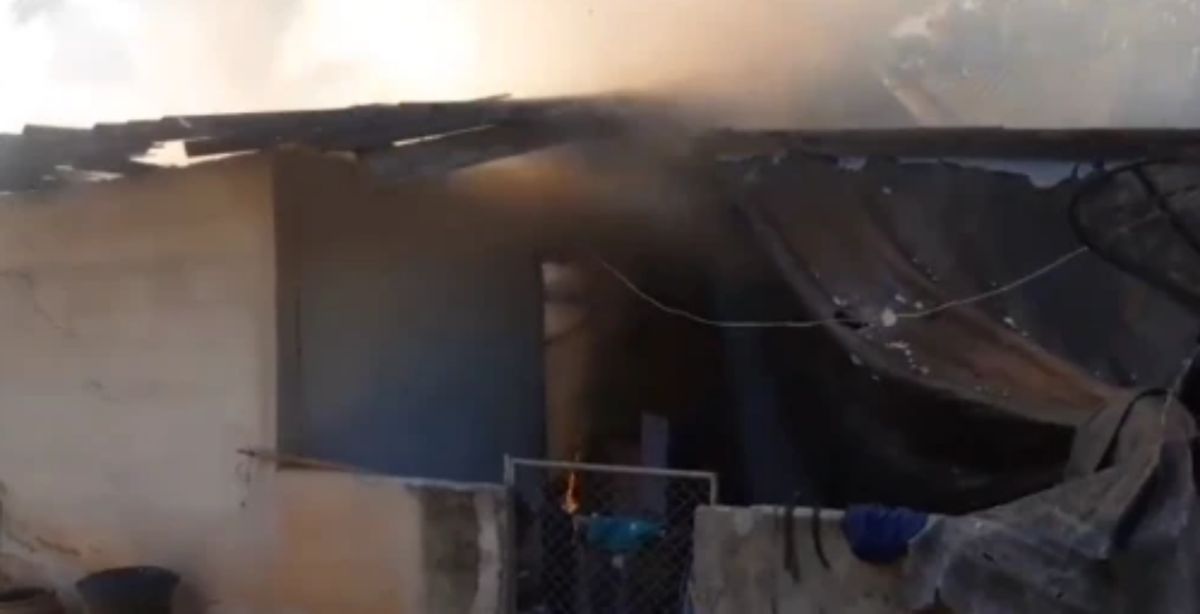 ▲泰國 1 處木製民宅日前因半夜放著手機充電、電線走火而發生火災， 1 死 1 重傷。（圖／翻攝自英國太陽報）