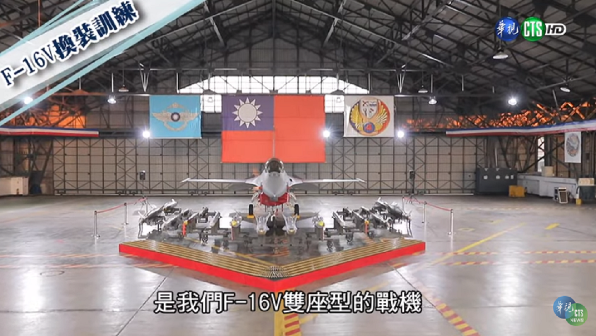 ▲國軍莒光日節目，秀出F-16V戰機與武器彈藥。（圖／國軍莒光日Youtobe頻道）