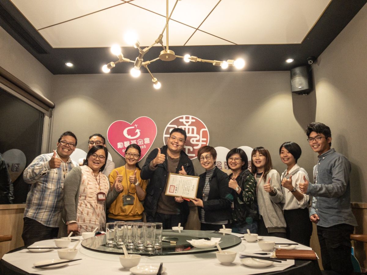 ▲關懷社福個案兒童，台南餐飲業者「滿玥軒」辦桌圍爐（中間為滿玥軒董事長馬士倫）。（圖／記者陳聖璋翻攝）