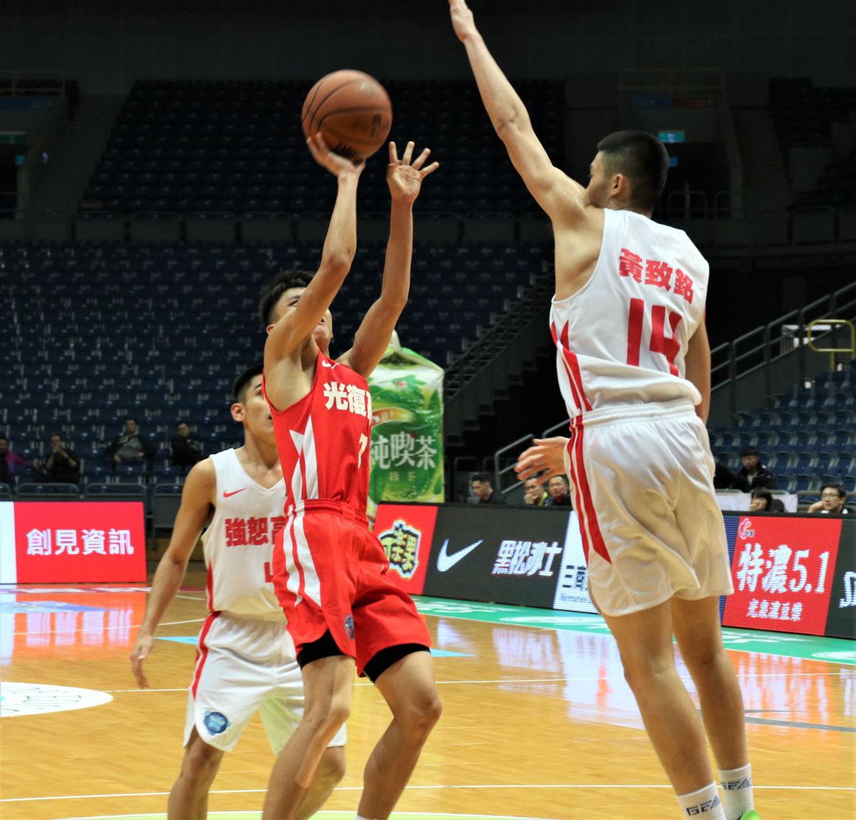 ▲HBL12強賽，光復高中余維豪(7號)遭封阻。（圖／鍾東穎攝 ,2019.12.28）