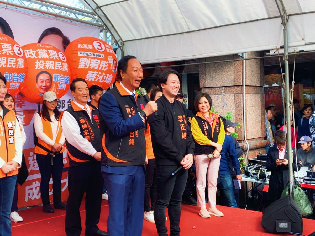 ▲親民黨總統候選人宋楚瑜以及鴻海集團創辦人郭台銘今天(28日)連袂出席親民黨立委候選人李正皓中和競選總部成立大會。（圖／記者宋原彰攝，2019.12.28）