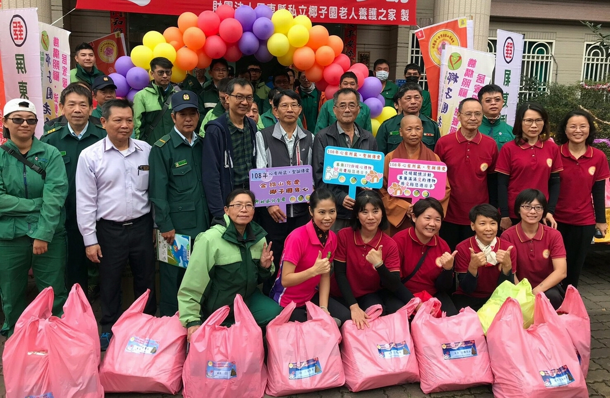 ▲屏東郵局為關懷清苦獨居長者，聯合舉辦「心有所鼠、聖誕傳愛送暖關懷活動」。（圖／屏東郵局提供 , 2019.12.28 ）