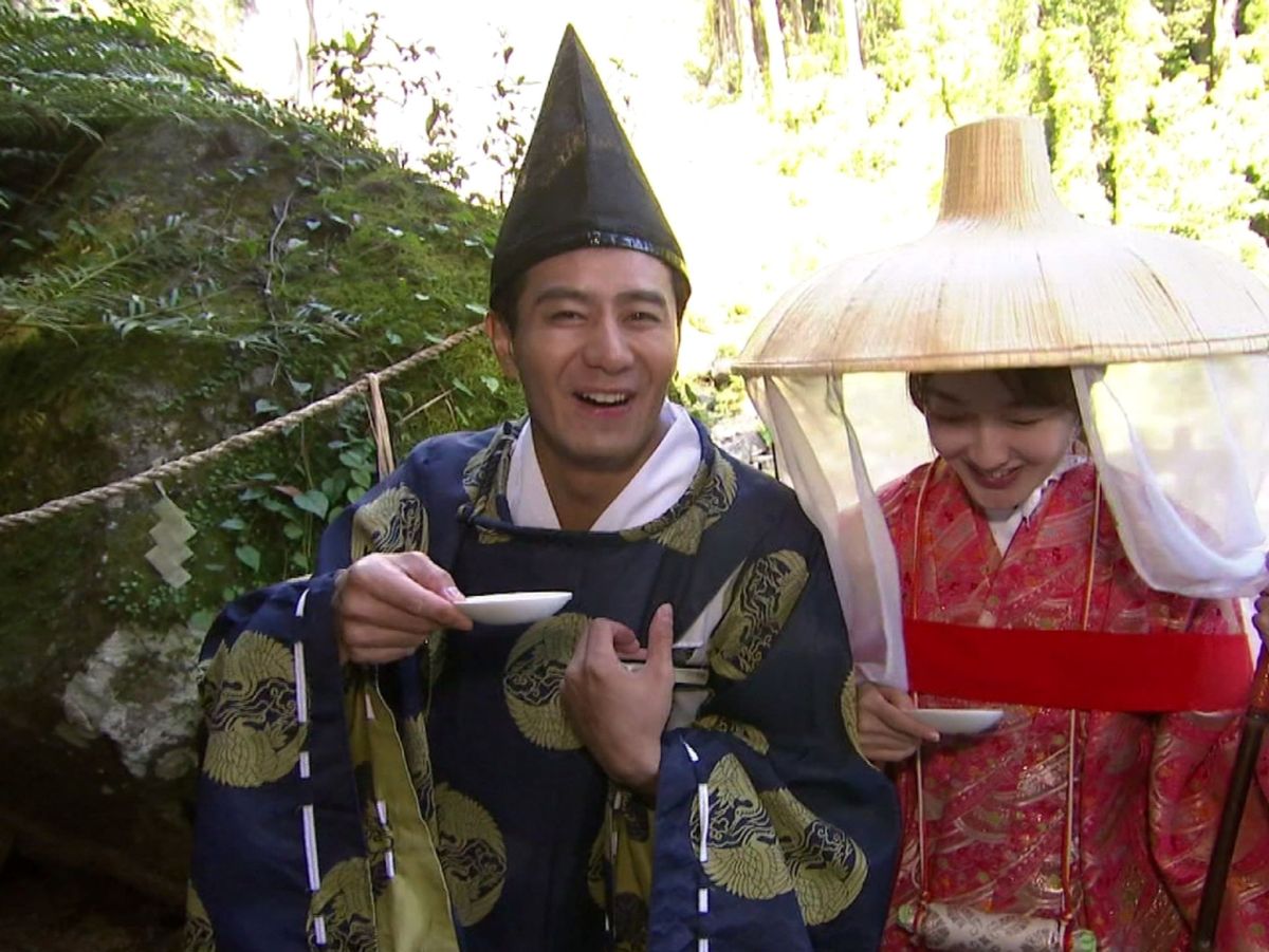 ▲郭彥均與巴鈺一起喝延命長壽水。（圖／中天）