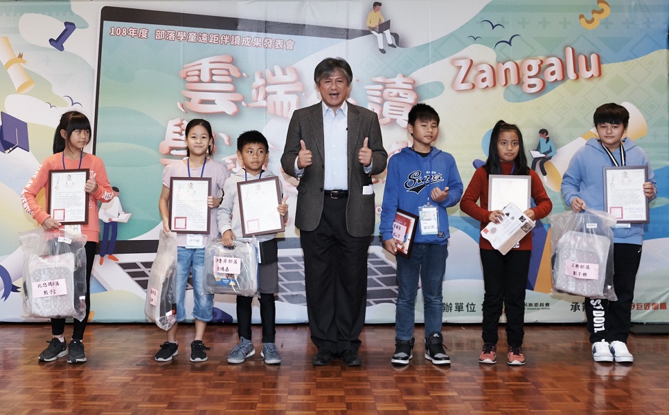 ▲原民會副主委汪明輝今在全國飯店頒獎狀給成續優秀學生（圖／原民會提供）