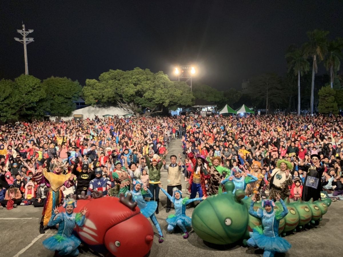 連台南市長黃偉哲也難擋紙風車劇團的魅力，和立委候選人林宜瑾一起觀賞。（圖／林宜瑾競選團隊）