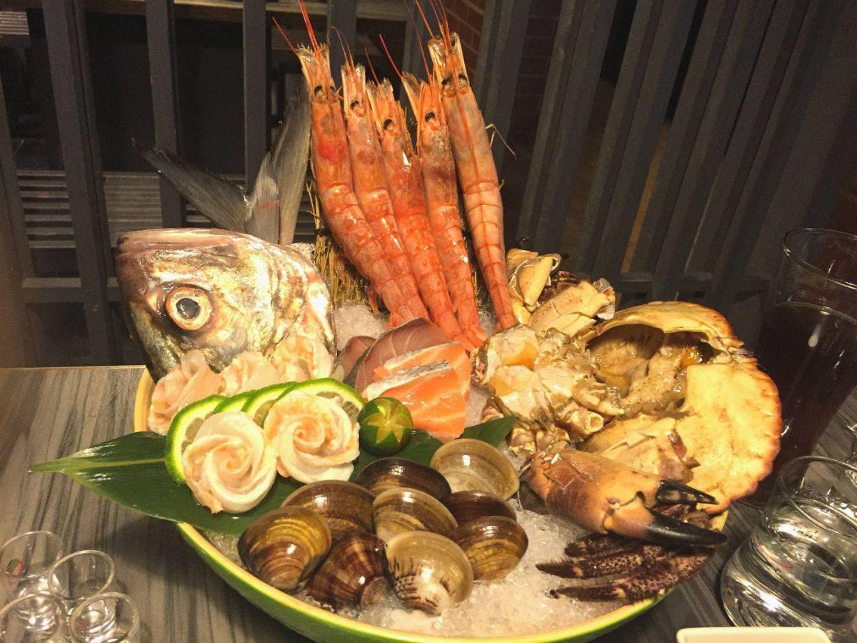 ▲六合海鮮鍋物專賣店，高檔海鮮食材，吸引兩岸饕客。（圖／蔡若喬攝, 2019.12.28）