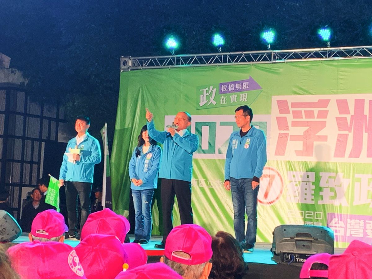 ▲行政院長蘇貞昌今（28）晚出席立委候選人羅致政的浮洲造勢晚會。（圖／記者宋原彰攝，2019.12.28）