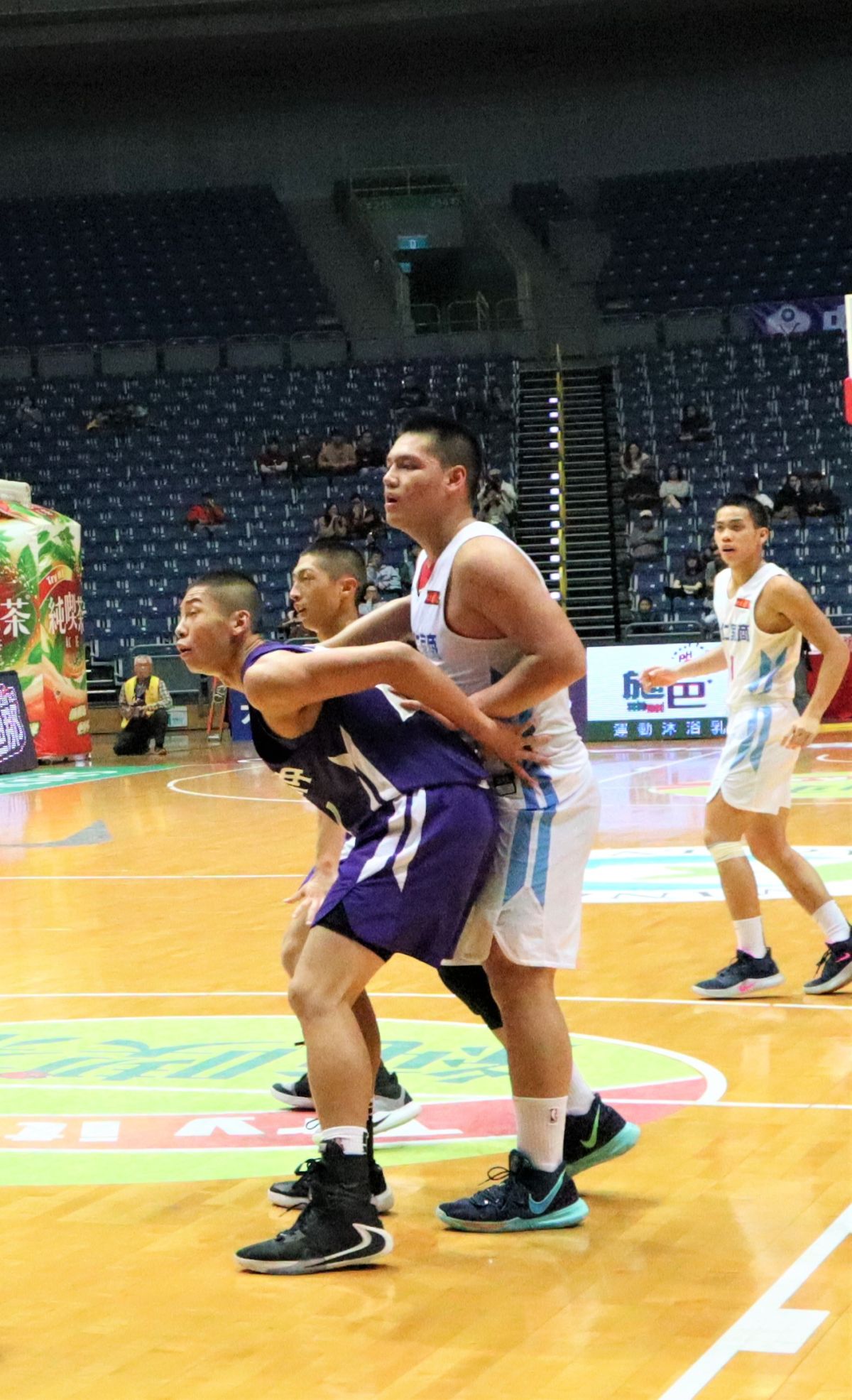 ▲HBL12強賽，能仁家商高一中鋒史魯齊(15號)。（圖／鍾東穎攝 ,2019.12.28）
