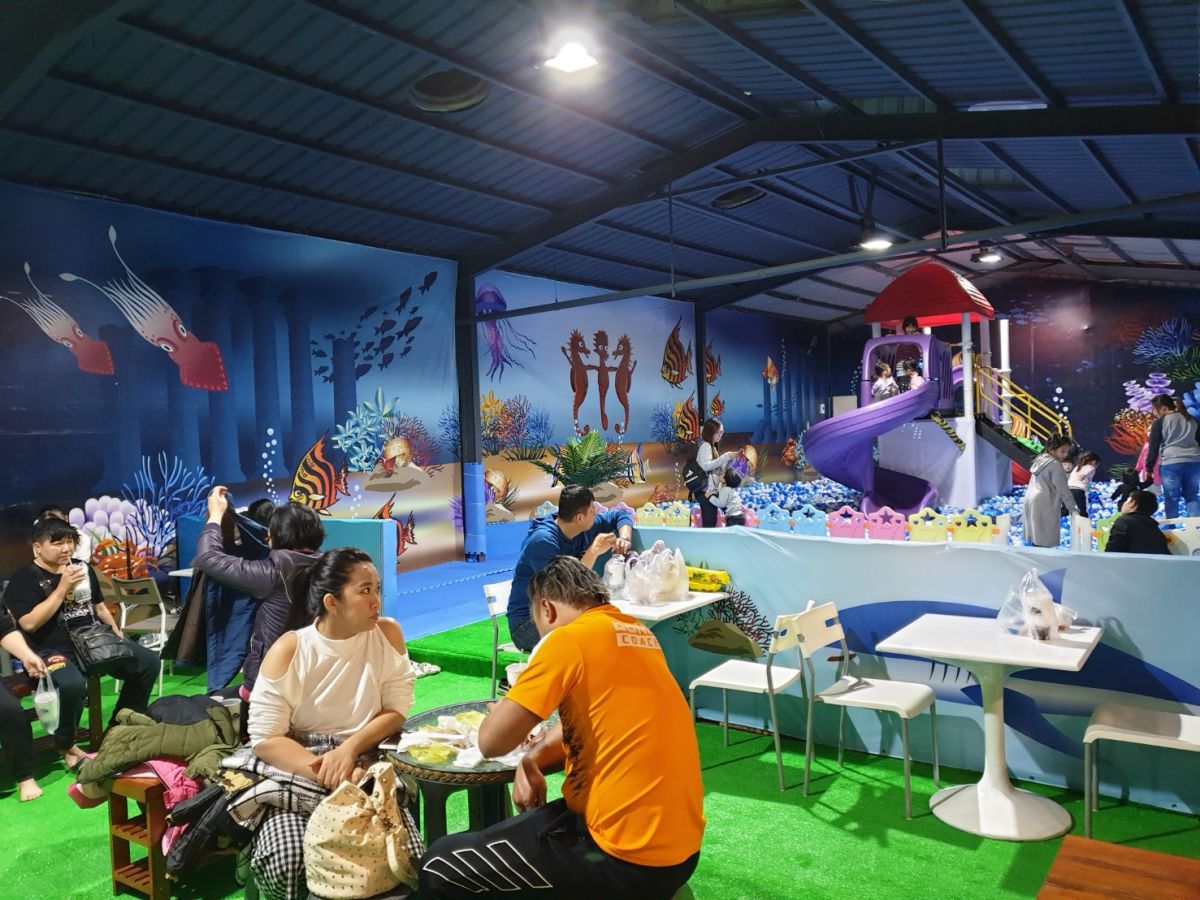 ▲台中新開幕的文心南觀光夜市主打親子牌，設有親子遊樂區，方便小朋友開心玩，大人盡興逛，或坐下來享用美食。（圖／金武鳳攝，2019.12.29)