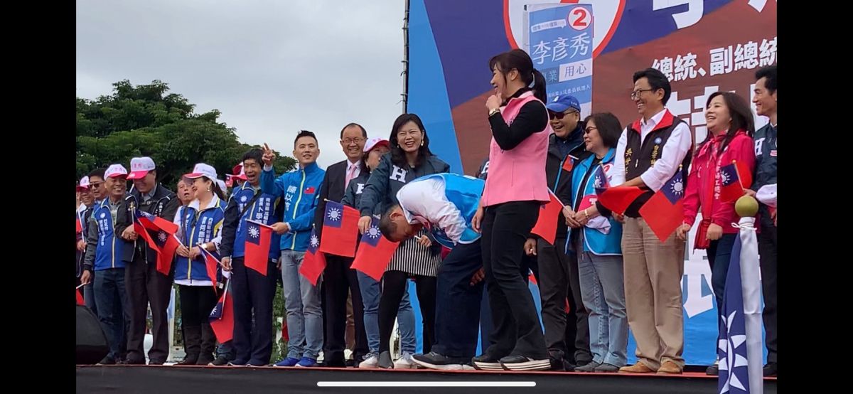 侯友宜講錯韓國瑜的號次，連忙彎腰道歉。 (圖/記者吳承翰攝)