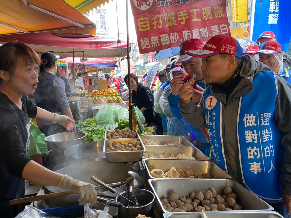 ▲國民黨土城三峽立委候選人林金結今（29）日邀請了「漢子」新北市長侯友宜來到土城延吉市場掃街拜票。（圖／林金結辦公室提供）